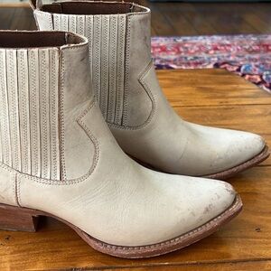 Frye Sacha Leather Dsitressed Stone White Western Chelsea Booties Sz 7.5